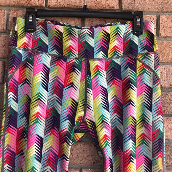 Fabletics Lima Capri Multicolored Chevron Pattern Leggings 21" inseam - Picture 4 of 7
